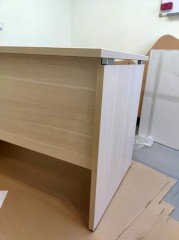 Белый стол для офиса